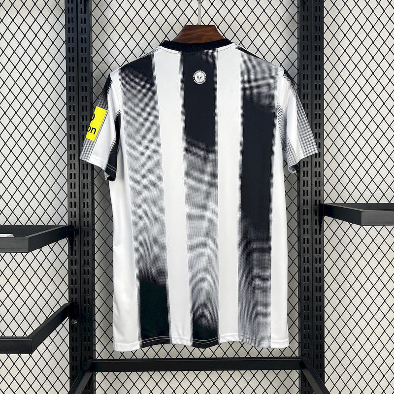 CAMISOLA DO NEWCASTLE 25/26 BRANCO E PRETO
